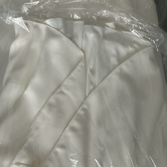 Gorgeous Stella York Wedding Gown - Picture 12 of 16